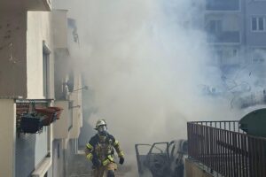 Pkw-Brand im Hinterhof, Feuerwehr löschte Flammen, angrenzende Wohnungen kontrolliert.