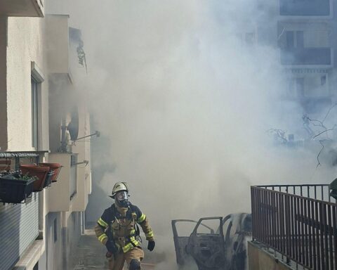 Pkw-Brand im Hinterhof, Feuerwehr löschte Flammen, angrenzende Wohnungen kontrolliert.