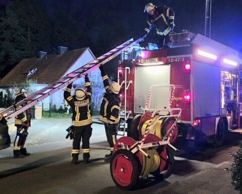 Küchenbrand in Celle: Feuerwehr löscht Feuer, Rettungsdienst betreut verletzte Person.