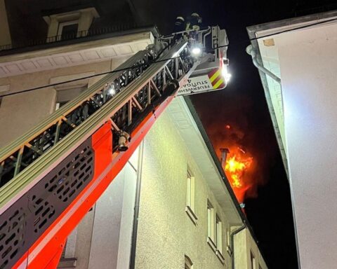 Feuerwehr löscht Dachstuhlbrand in Stuttgart-Zuffenhausen; verletzter Feuerwehrmann, betroffene Wohnungen unbewohnbar.