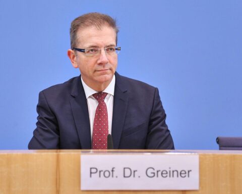Wolfgang Greiner präsentiert Einsparungsvorschläge für die gesetzliche Krankenversicherung in Berlin.