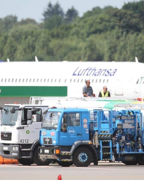 Kerosin-Tankstelle mit Warnhinweis auf mögliche Engpässe, symbolisiert aktuelle Energiekrise und politische Debatte.