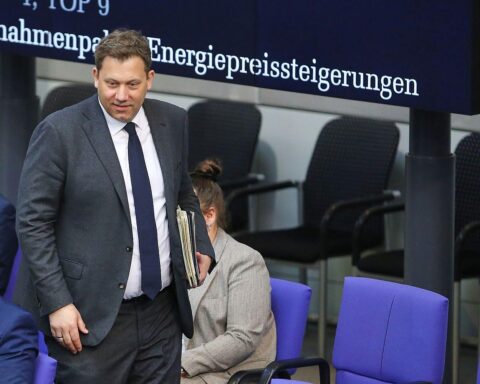 Lars Klingbeil im Gespräch über Finanzprognosen und Energiepreise, Berlin, politik, Umsatzsteuer.