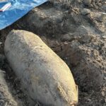 Evakuierte Dörfer, Polizei im Einsatz, Fliegerbombe im Fokus, Sicherheit im Vordergrund.