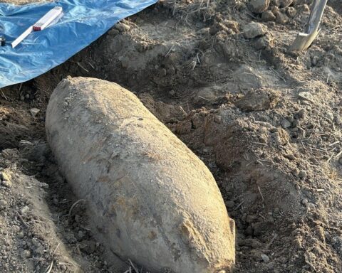 Evakuierte Dörfer, Polizei im Einsatz, Fliegerbombe im Fokus, Sicherheit im Vordergrund.