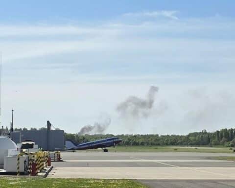 Flugzeugabsturz in Speyer, Feuerwehr im Einsatz, Rauchentwicklung und unzugängliches Waldgebiet.