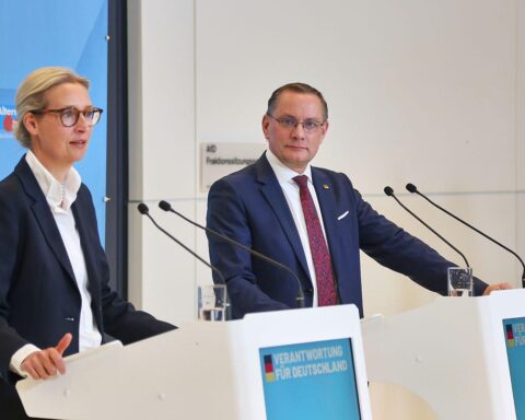 Alice Weidel und Tino Chrupalla, AfD-Politiker, stehen für wachsende politische Unterstützung und Umfrageergebnisse.