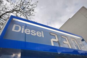 Tankstelle, Preisanstieg, sparende Menschen, Alltagseinschränkungen, wirtschaftliche Sorgen, aktuelle Umfrage.