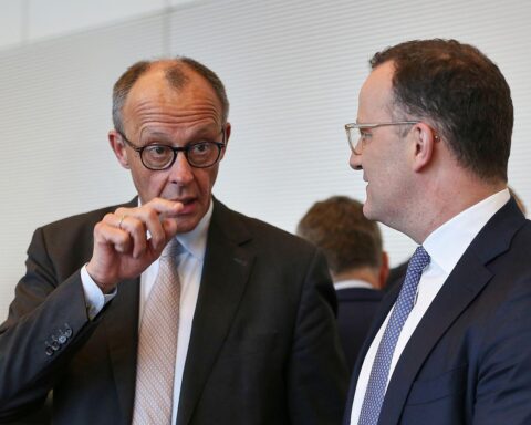 AfD-Wählergunst steigt, Union sinkt; Friedrich Merz und Jens Spahn zeigen besorgte Gesichter.