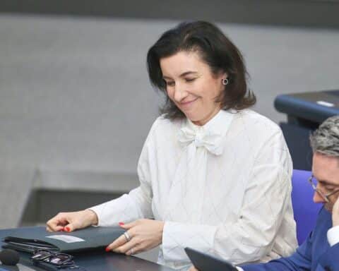 Dorothee Bär in einem Raumfahrt-Setting, begeistert von der Artemis II Mission und europäischer Zusammenarbeit.