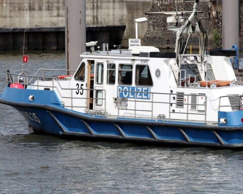 Frachtschiff auf Grund gelaufen im Greifswalder Bodden, Wasserschutzpolizei vor Ort.