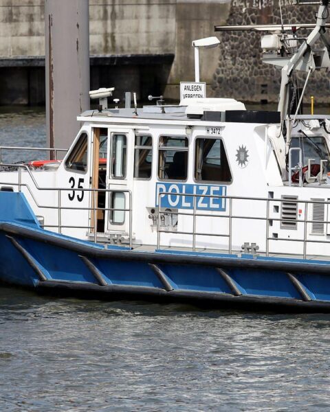 Frachtschiff auf Grund gelaufen im Greifswalder Bodden, Wasserschutzpolizei vor Ort.