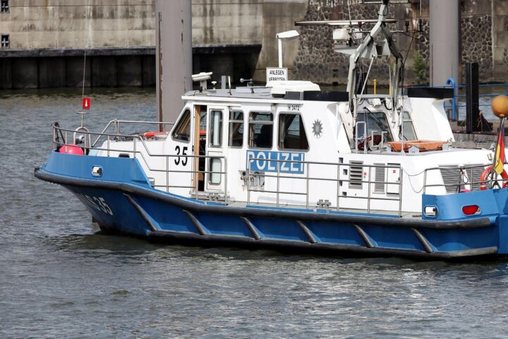Frachtschiff auf Grund gelaufen im Greifswalder Bodden, Wasserschutzpolizei vor Ort.