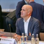 Marcel Fratzscher warnt Unternehmer vor der Nähe zur AfD und betont demokratische Werte.