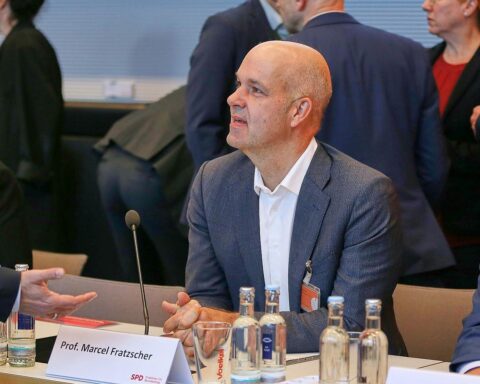 Marcel Fratzscher warnt Unternehmer vor der Nähe zur AfD und betont demokratische Werte.