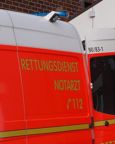 Rettungsaktion: Frau aus unwegsamem Gelände an der Wied gerettet, stark unterkühlt, medizinische Hilfe.