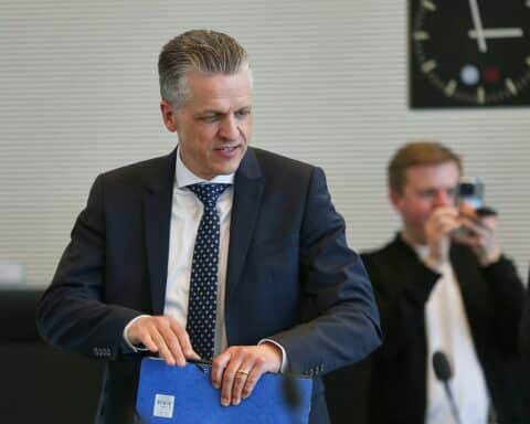 Thorsten Frei diskutiert Gesundheitsreform und Einsparungen in Berlin, mit Fokus auf gerechte Lösungen.