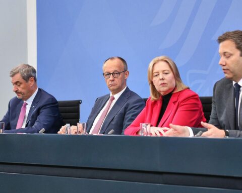 Pressekonferenz mit Regierungsvertretern zu Reformen und Entlastungsbeschlüssen in Deutschland.