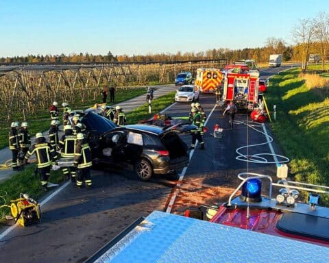 Zwei beschädigte Autos, Feuerwehr und Rettungsdienst bei Verkehrsunfall auf Bundesstraße 33.