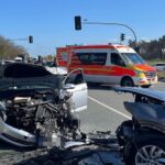 Frontaler Verkehrsunfall zwischen zwei Fahrzeugen, Polizei und Rettungsdienst im Einsatz.