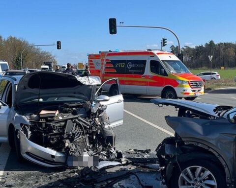 Frontaler Verkehrsunfall zwischen zwei Fahrzeugen, Polizei und Rettungsdienst im Einsatz.