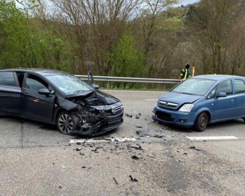 Zwei beschädigte Autos an einer Kreuzung nach einem Verkehrsunfall, Polizei vor Ort.