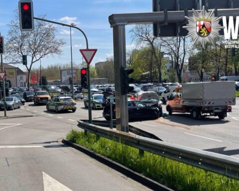 Zwei beschädigte Autos an Kreuzung, Polizei ermittelt nach Unfall zwischen Renault und VW.