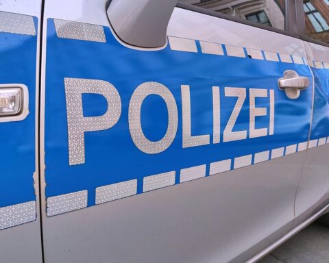 Zwei zerstörte Wohnmobile nach Unfall, Polizei- und Feuerwehrwagen sind vor Ort.