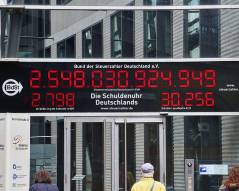 Eine Schuldenuhr, die steigende Bundesverschuldung verdeutlicht, symbolisiert die wirtschaftlichen Herausforderungen Deutschlands.
