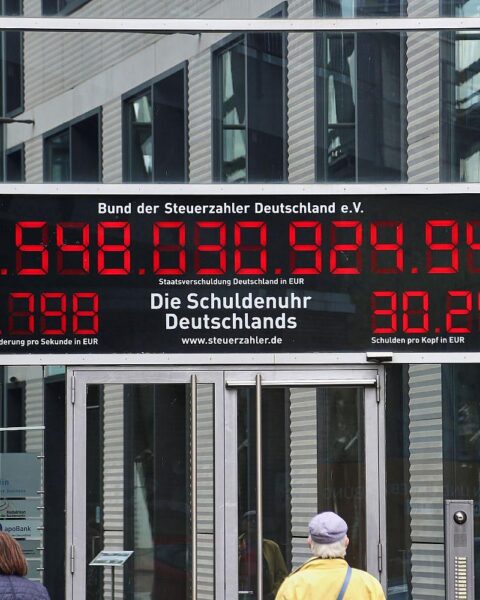 Eine Schuldenuhr, die steigende Bundesverschuldung verdeutlicht, symbolisiert die wirtschaftlichen Herausforderungen Deutschlands.