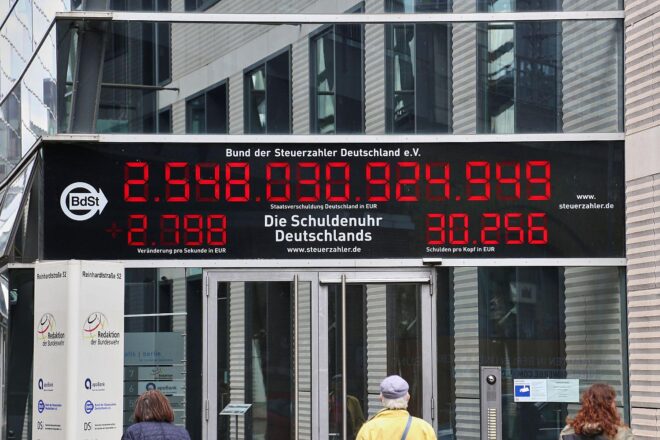 Frühjahrsprojektion: Klingbeil darf mehr Schulden machen