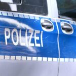Ein Strand, Polizei vor Ort, verletzt Jugendlicher, Schlägerei, Ermittlungen, Nachtatmosphäre.