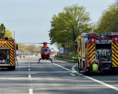 Zwei beschädigte Autos auf der Autobahn, Einsatzkräfte sichern die Unfallstelle, Verletzte werden versorgt.
