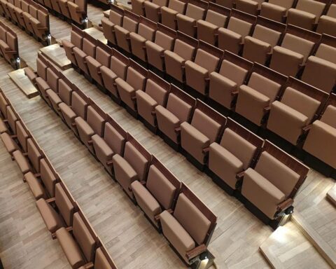 Sitze in einem Zuschauersaal symbolisieren kulturelle Veranstaltungen in Bayern durch finanzielle Förderung.