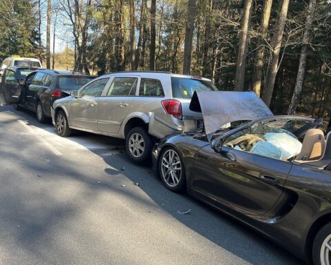 Verkehrsunfall mit mehreren Fahrzeugen und Verletzten auf der L282, Polizei im Einsatz.