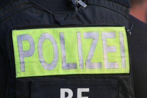 Verkehrsunfall auf A 45: Verletzte, gesperrte Autobahn, Polizei ermittelt, Trümmerteile liegen herum.