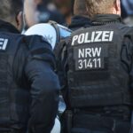 Mann stürzt über Schnur auf Gehweg, Polizei sucht Zeugen für gefährliche Körperverletzung.