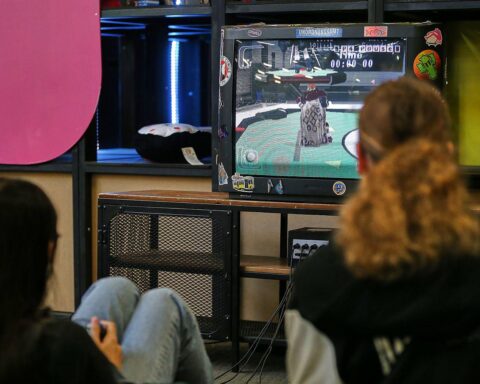 Kinder spielen Videospiele, Symbol für das Wachstum der Games-Branche in Bayern.