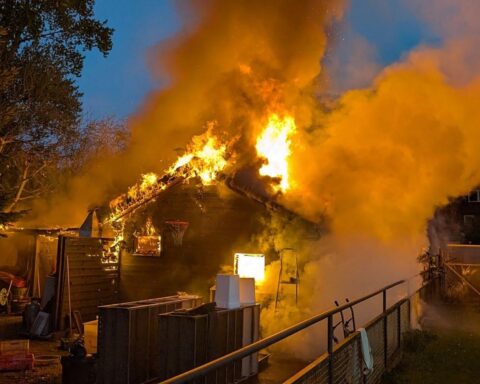 Brennende Gartenhütte mit Feuerwehr im Einsatz, Explosion einer Gasflasche, dramatische Rettungsaktion.