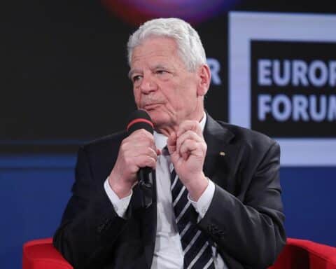 Joachim Gauck diskutiert mögliche CDU-Linke Kooperation gegen AfD in Sachsen-Anhalt.