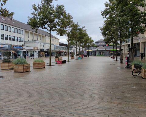 Gedenkveranstaltung in Wolfsburg erinnert an Opfer des KZ-Außenlagers Laagberg, wichtige Gäste anwesend.