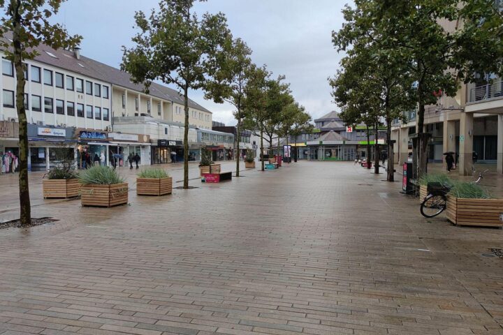 Gedenkveranstaltung in Wolfsburg erinnert an Opfer des KZ-Außenlagers Laagberg, wichtige Gäste anwesend.