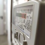 Gaszähler vor Hintergrund von steigenden Energiepreisen und Steuererleichterungen für Bürger und Unternehmen.