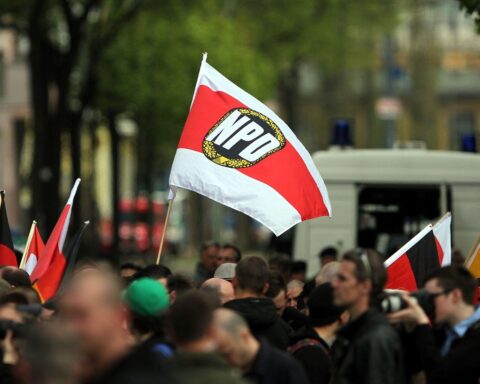 Kundgebung der NPD in Braunschweig, umgeben von rechtlichen Auseinandersetzungen zur Versammlungsfreiheit.