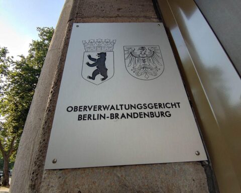 Oberverwaltungsgericht entscheidet gegen Bürgermeister Rheinsberg über unzulässige Äußerungen und Video.