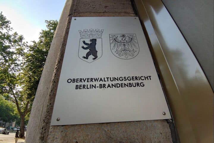 Oberverwaltungsgericht entscheidet gegen Bürgermeister Rheinsberg über unzulässige Äußerungen und Video.