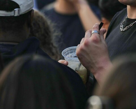 Mann mit Cocktail genießt alkoholfreie Drinks, Gericht urteilt über korrekte Bezeichnung von Spirituosen.
