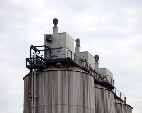 Industrieanlage mit Chemiewerken, symbolisiert die schlechte Geschäftslage der Branche in Deutschland.