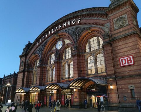 Bremen Hauptbahnhof: Polizei kontrolliert, Drogendealer festgenommen, Haftbefehl eingeleitet.