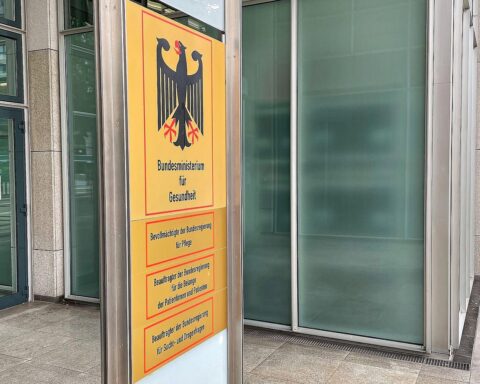 Beitragsanhebung GKV, Personen und Gesundheitsminister, Wechsel zur PKV.